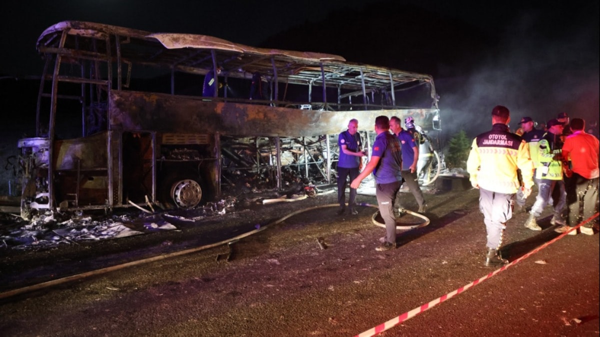 Denizli'de yolcu otobüsü bariyerlere çarpıp yandı: 3 ölü, 20 yaralı