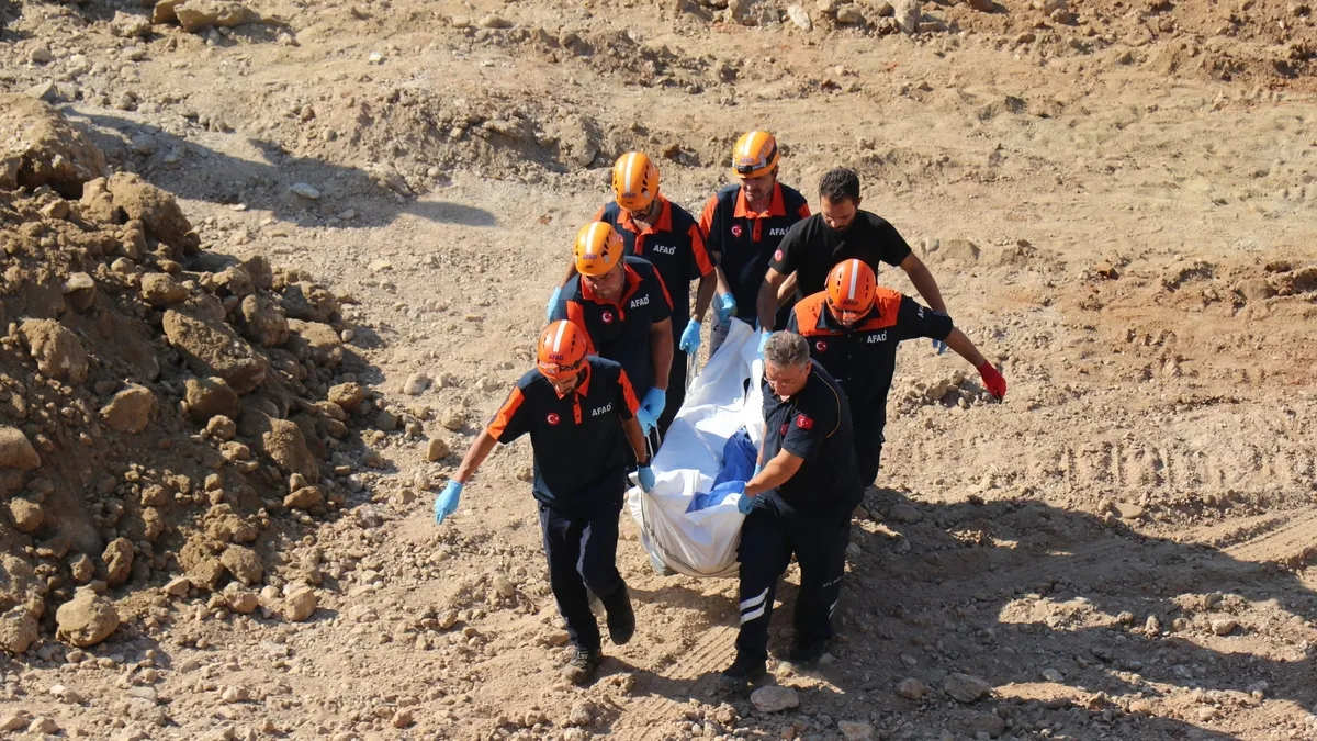 Denizli'de inşaat kazısında göçük: Kepçe operatörü hayatını kaybetti