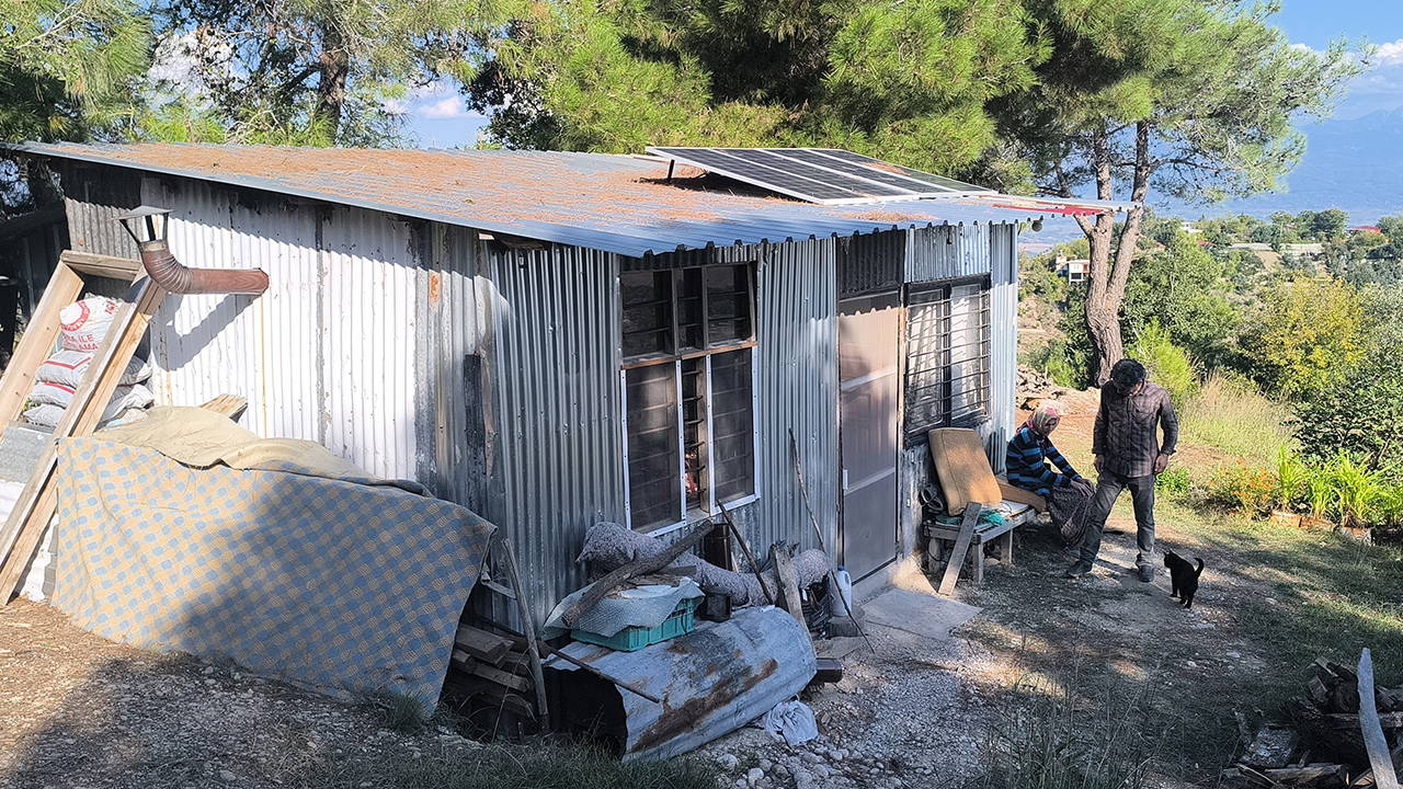 Depremde Baraka, Yağışta Konteyner Gitti: Aile Güvenli Ev İstiyor