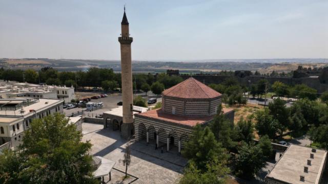 Depremde hasar gören 6 tarihi cami yarın yeniden ibadete açılıyor