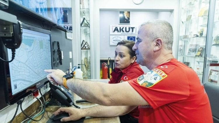 Depremden Kurtulan Çift, Enkaz Altındakilere Umut Oldu