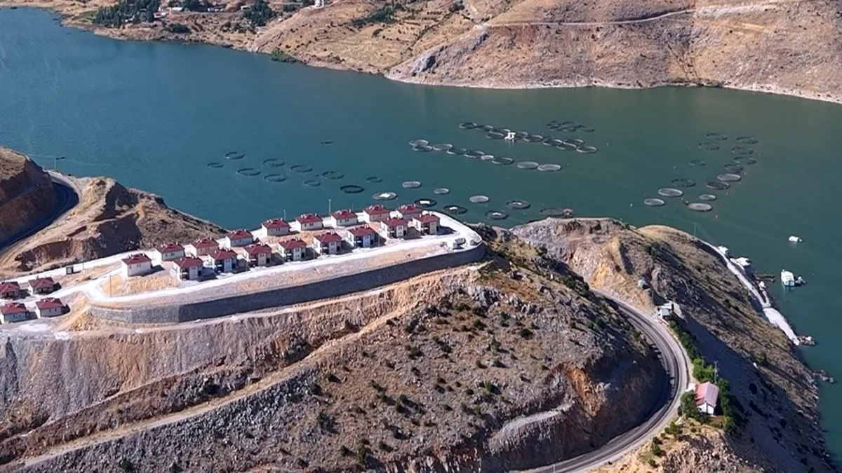 Depremin izleri siliniyor: Adıyaman'da köy evleri teslim edildi