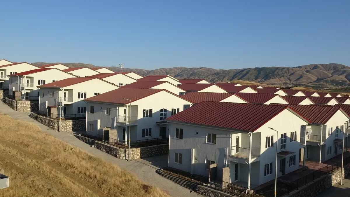 Depremzedelerden Levent'e tepki: TOKİ 500 bin konut yaptı burada 200 konutu teslim edemedi