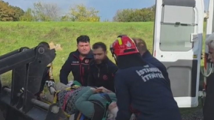Dere Taştı, Kolu Kırılan Kadın Kepçeyle Kurtarıldı