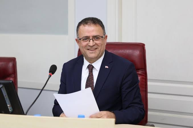Derince’de CHP’ye 30 Yıl Sonra Zafer Kazandıran Başkan Gökçe, 18 Meclis Üyesiyle Partisinden İstifa Etti