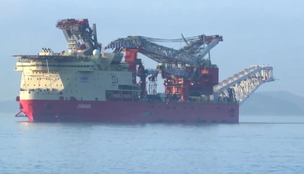 Dev gemi İstanbul Boğazı'nı geçti, trafik durduruldu