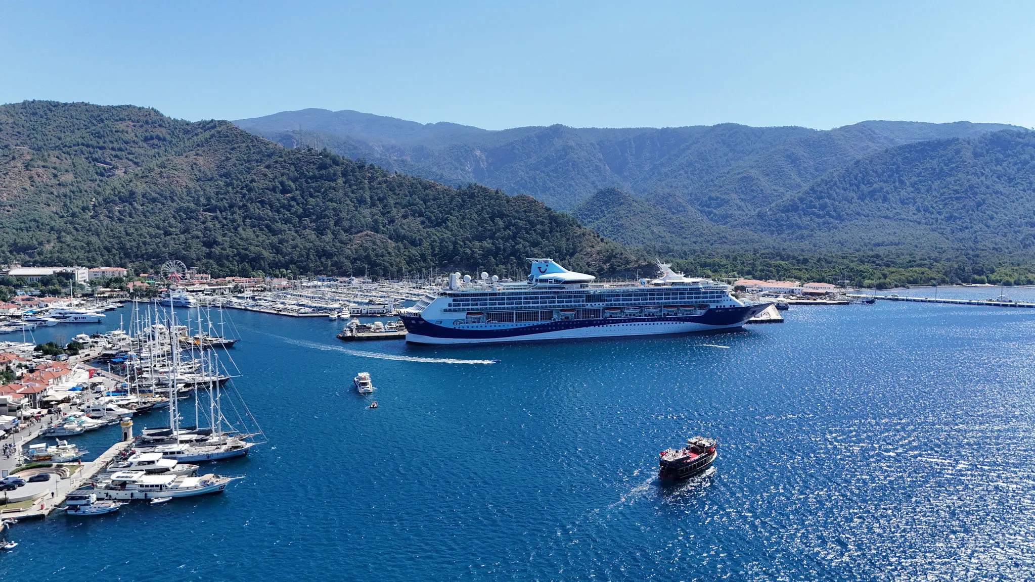 2 bin 500 yolcusuyla dev kruvaziyer Marmaris Limanı'nda