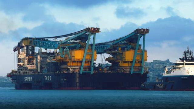 Dev vinç gemisi Saipem 7000 İstanbul Boğazı'ndan geçiyor
