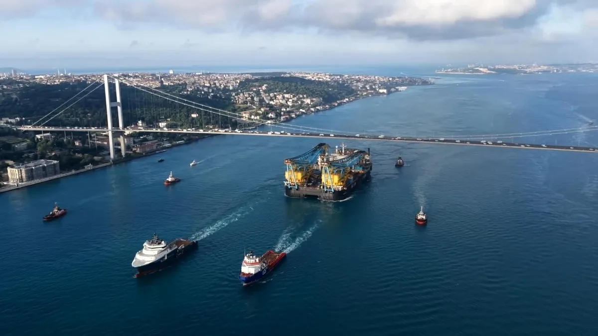 Dev yarı batık vinç gemisi Saipem 7000 İstanbul Boğazı'ndan geçiyor