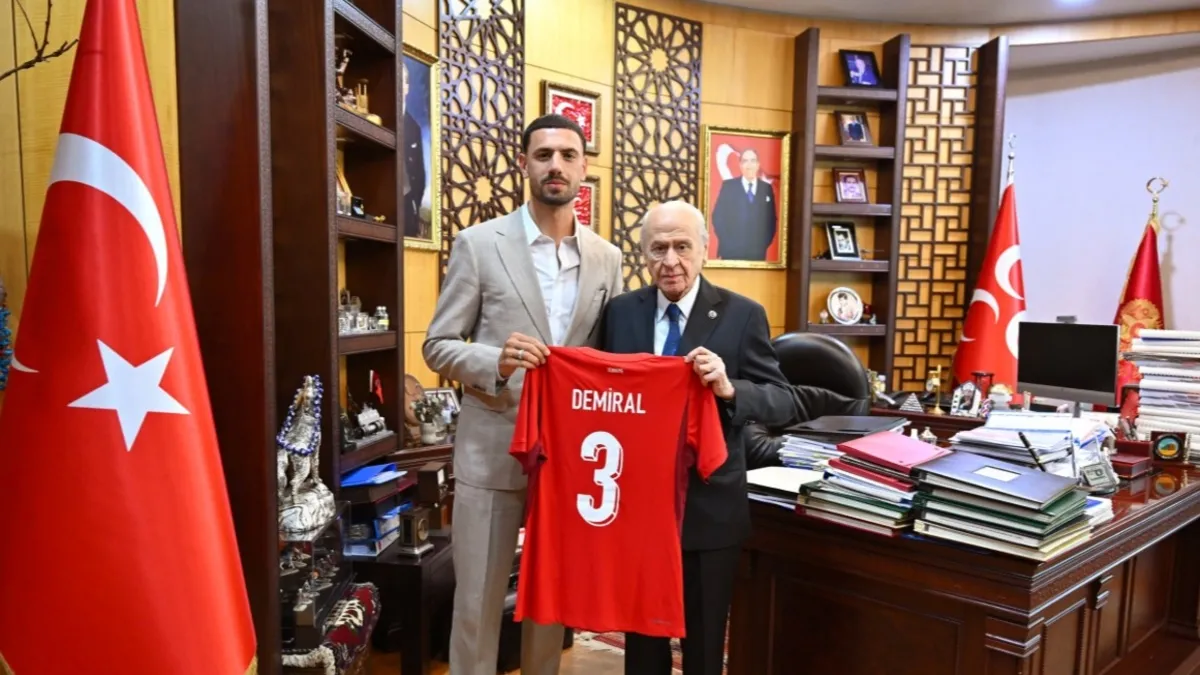 Bahçeli'den Merih Demiral'a jest: Milli forma hediye edildi