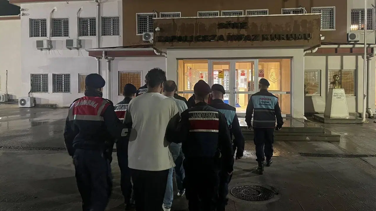 Didim'de sahte pasaport operasyonu: 14 göçmen yakalandı