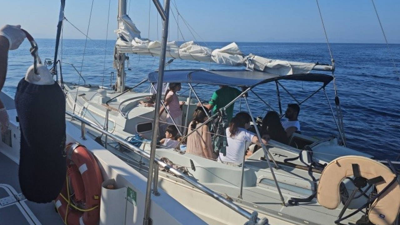 Didim'de Sürüklenen Yelkenlide Göçmen Kurtarma Operasyonu