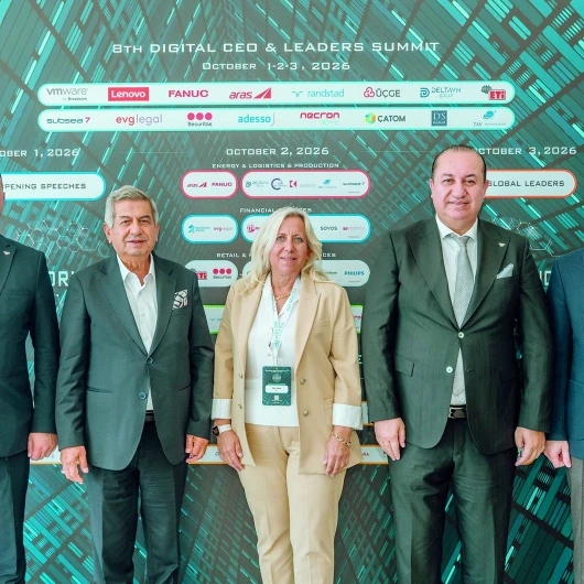 Dijital CEO Zirvesi'nde İki Robot Devreye Alındı: Biri Çin'de