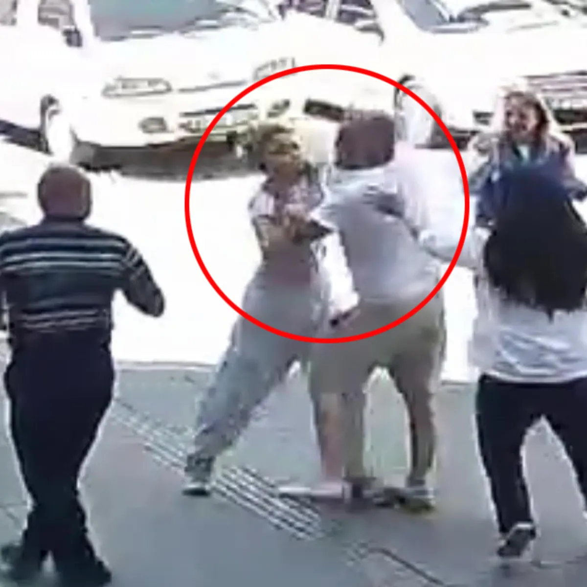 Dikiz aynasıyla kadın sürücüye saldıran adam kamerada