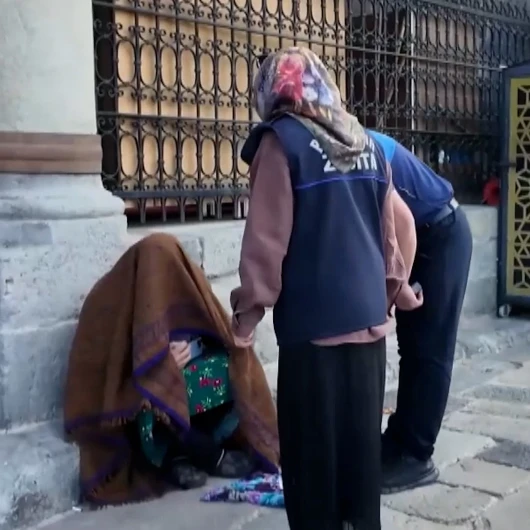 Dilenci Kılığındaki Tiyatrocu Zabıtaya Pasta Sürprizi Yaptı