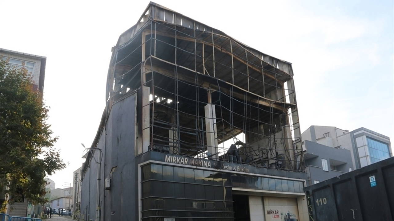 Dilovası'ndaki fabrika yangınında 2 belediye görevlisine tahliye