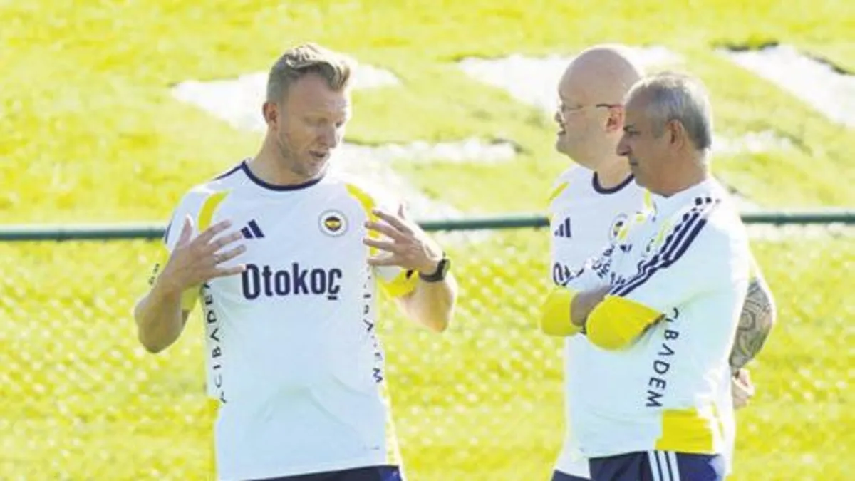 Dirk Kuyt Fenerbahçe'ye döndü: İsmail Kartal'ın yardımcısı oldu