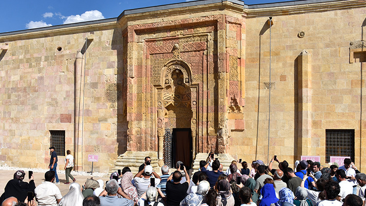 Divriği Ulu Cami'deki Namaz Kılan Silüet Ziyaretçi Akınına Uğruyor