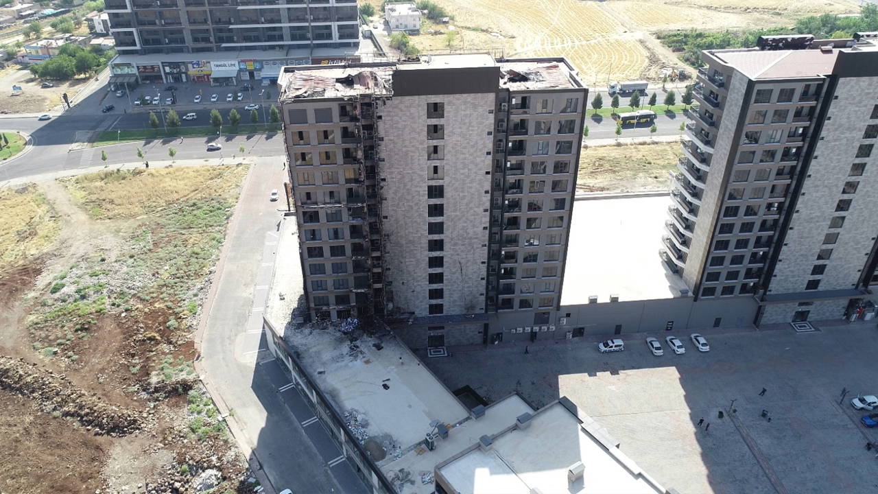 Diyarbakır'da 13 Katlı Plazadaki Yangının İzleri Gün Ağarınca Ortaya Çıktı