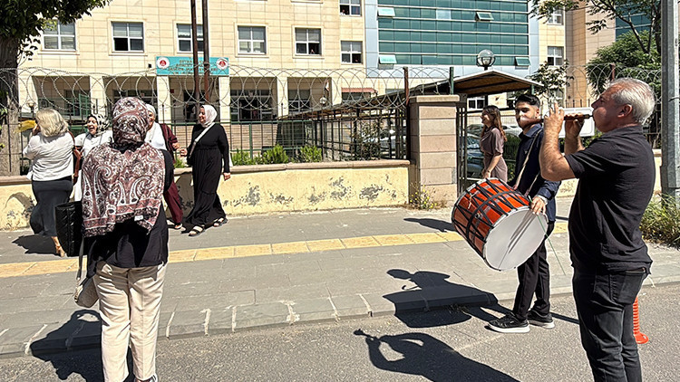 Diyarbakır'da 24 yıllık evliliğini davul zurnayla kutladı