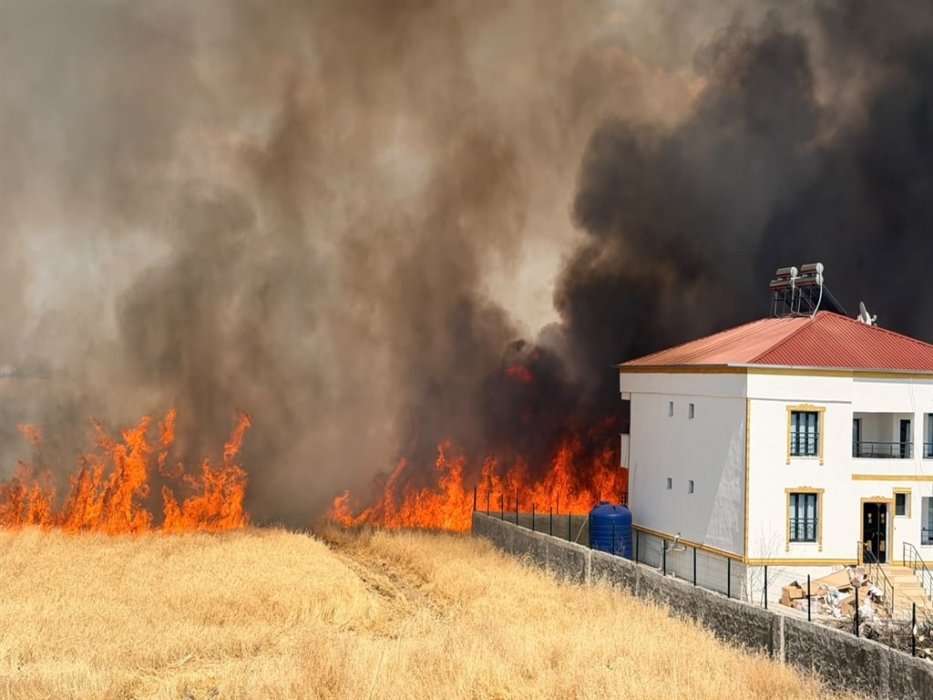 Diyarbakır'daki anız yangını kısa sürede söndürüldü