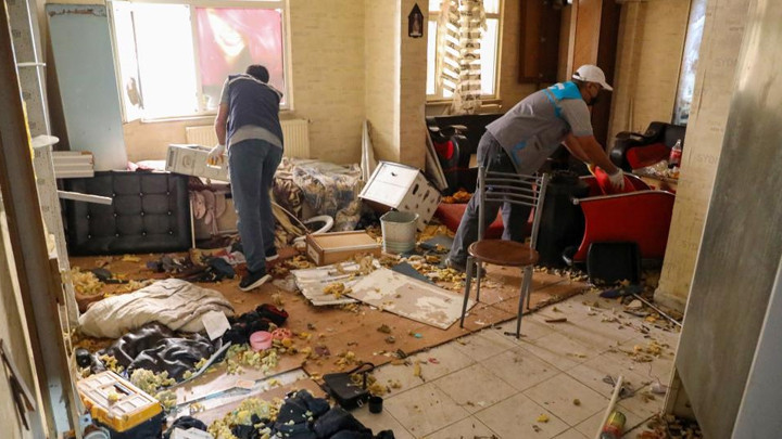Diyarbakır'da bir evden 3 kamyon çöp çıktı! Komşular isyan etti