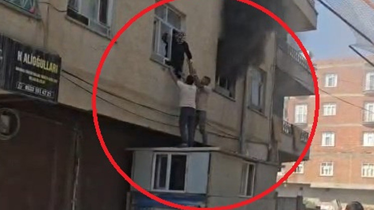 Diyarbakır'da 3 Katlı Binada Yangın: Mahsur Kalan Kadını Konteyner Üzerinden Kurtardılar