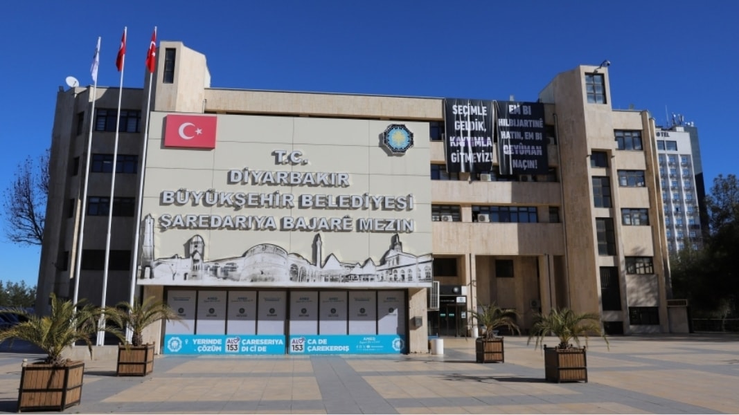 Diyarbakır Büyükşehir'de Eş Başkan Değişimi: Emin Ay Göreve Getirildi