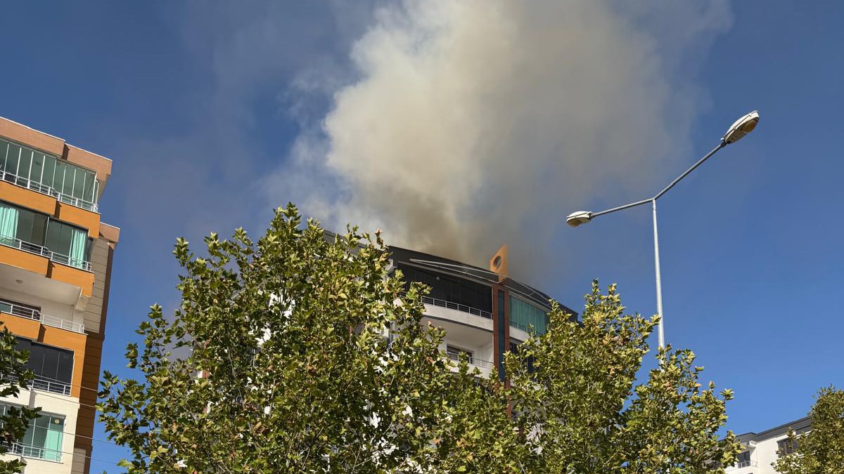 Diyarbakır'da çatı yangını: İtfaiye 7 kişiyi kurtardı