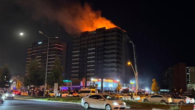Diyarbakır'da Alışveriş Merkezinde Yangın: Ekipler Seferber Oldu