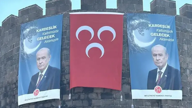 Diyarbakır'da tarihi Dağkapı Burcu'na Bahçeli posteri asıldı
