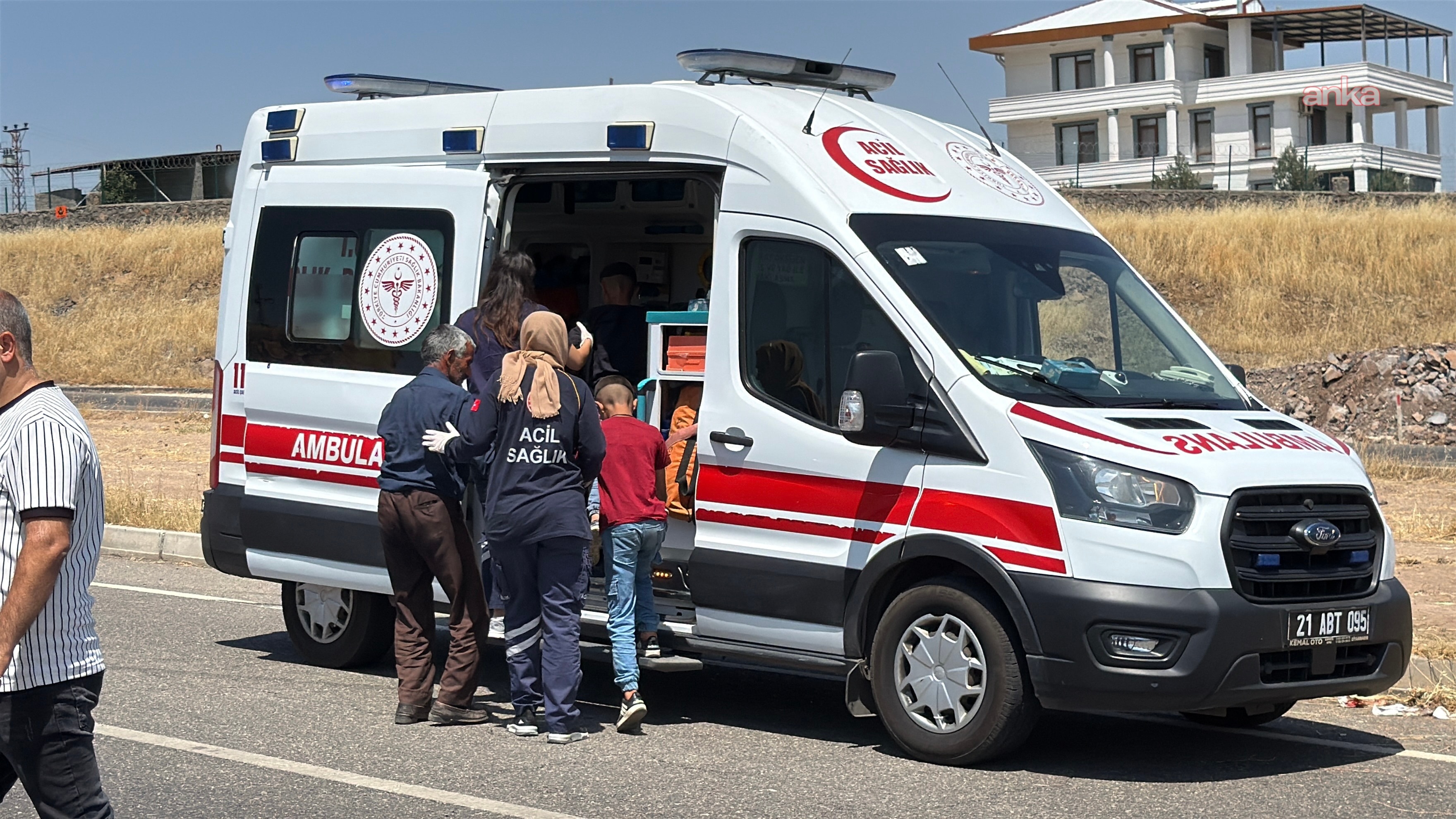 Diyarbakır'da engellileri taşıyan araç kaza yaptı: 19 yaralı