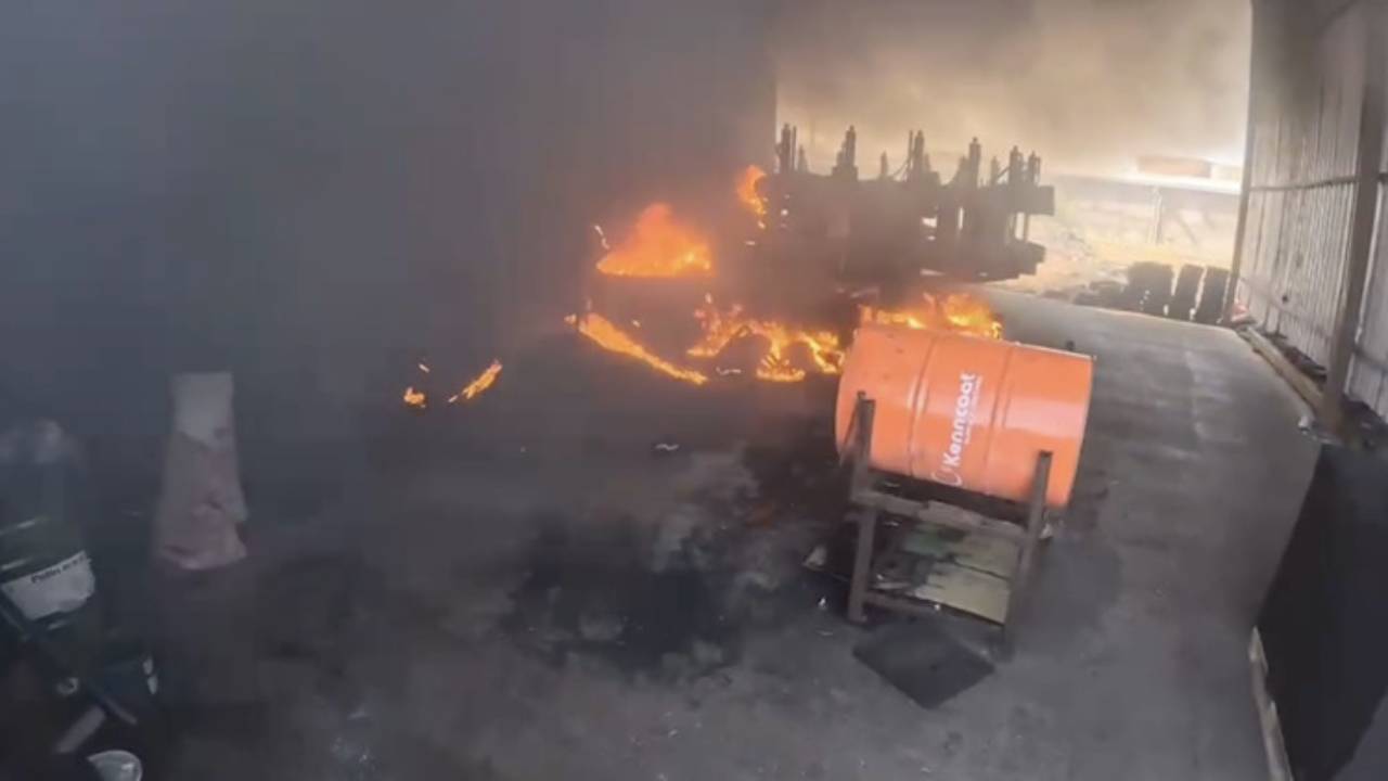 Diyarbakır'daki geri dönüşüm fabrikasında yangın çıktı