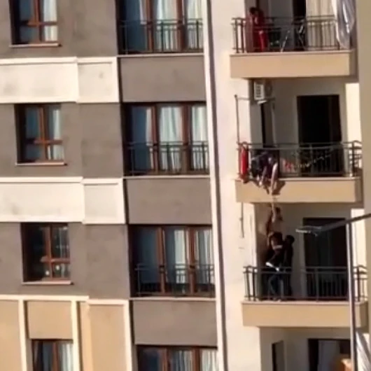 Diyarbakır'da Kahraman Vatandaş Balkon Korkuluklarına Tırmanarak Çocuğu Kurtardı