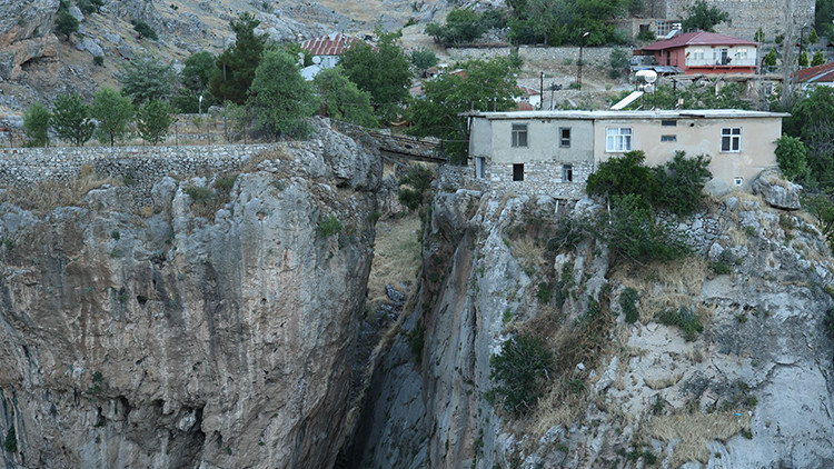 Diyarbakır'da Kanyon Ortasındaki Ev Görenleri Şaşırtıyor