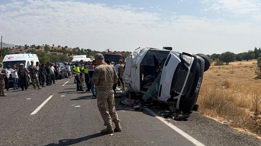 Diyarbakır Lice'de Minibüs Devrildi: 2 Ölü, 12 Yaralı