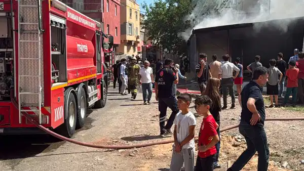 Diyarbakır marangoz atölyesinde yangın: 2 kişi yaralandı