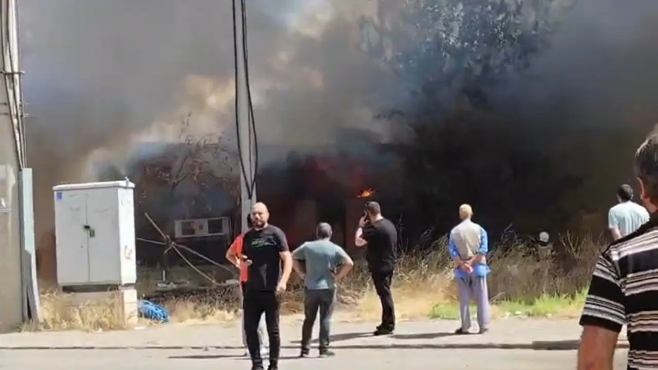 Diyarbakır'da marangoz atölyesinde yangın: 2 kişi dumandan etkilendi