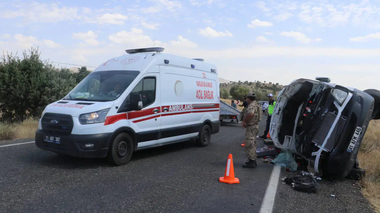 Diyarbakır’da Minibüs Devrildi: 3 Ölü, 11 Yaralı