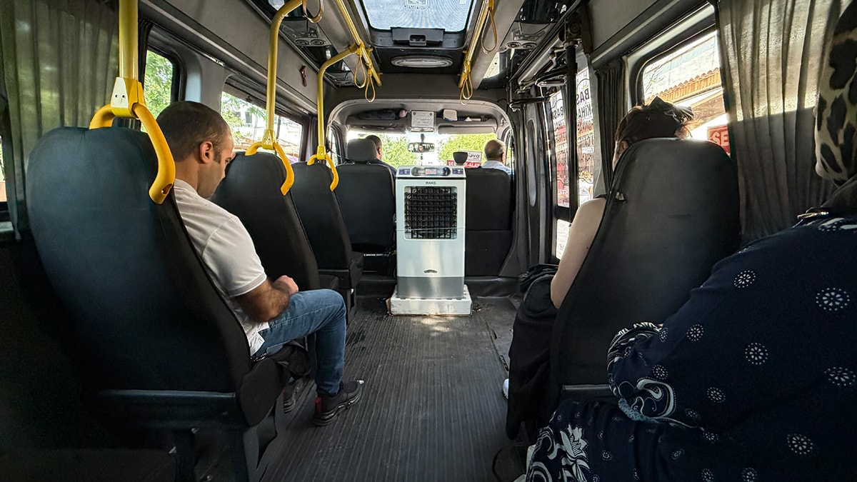 Diyarbakır'da minibüs şoförünün sulu klima sistemi yolcuları serinletiyor