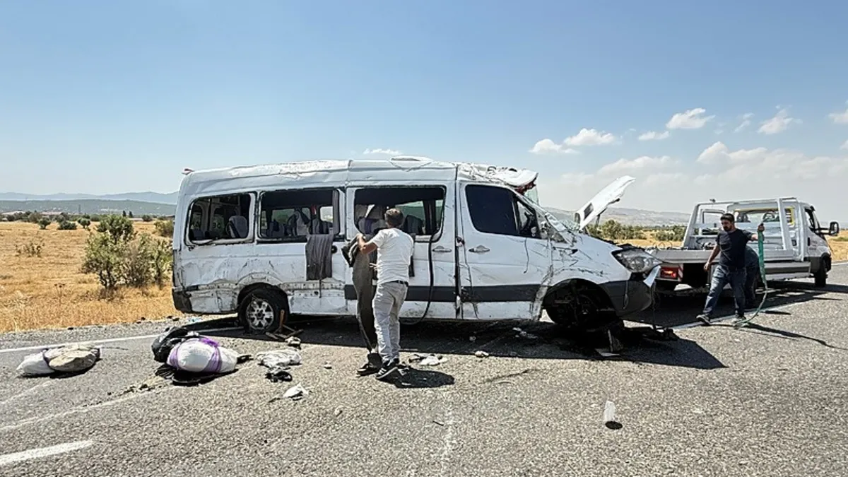 Diyarbakır'da Nişan Yolunda Minibüs Devrildi: 5 Kişi Hayatını Kaybetti