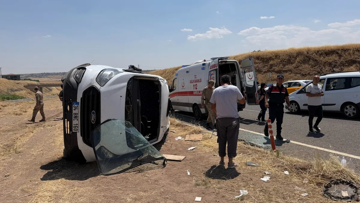 Diyarbakır'da öğrenci servisi ile otomobil çarpıştı: 17 öğrenci yaralandı