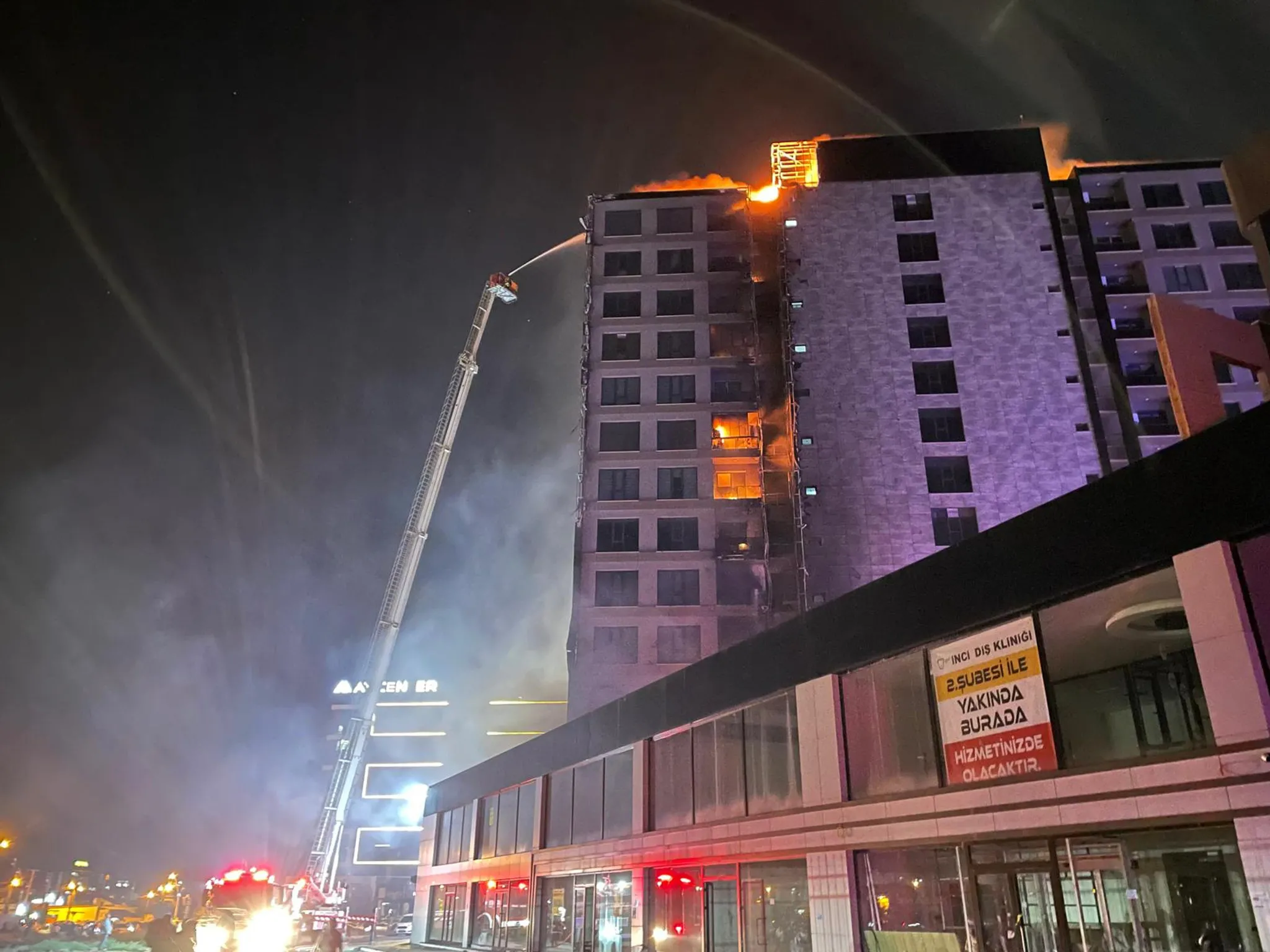 Diyarbakır'da Plazada Yangın: 3'ü İtfaiye Eri 5 Kişi Dumandan Etkilendi