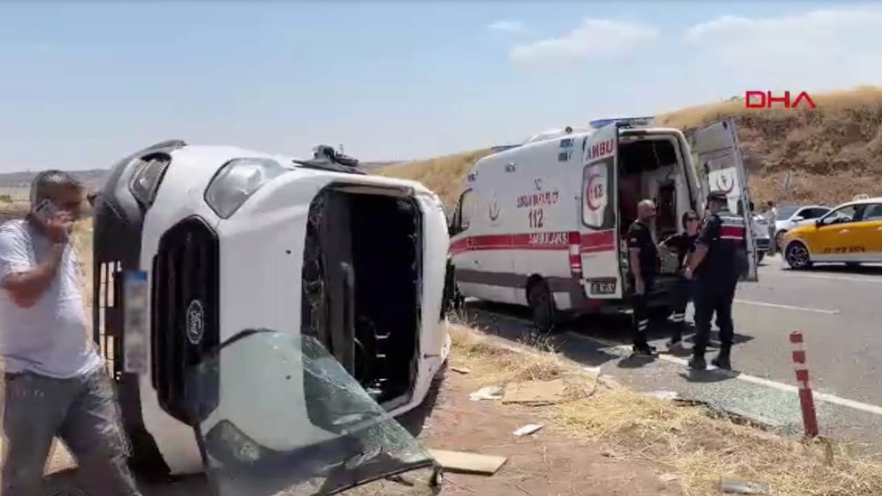 Diyarbakır'da servis ile otomobil çarpıştı: 19 yaralı