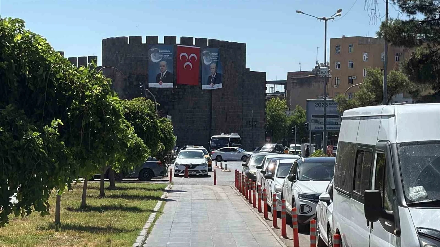 Diyarbakır'ın Tarihi Surlarına Bahçeli Posteri Asıldı