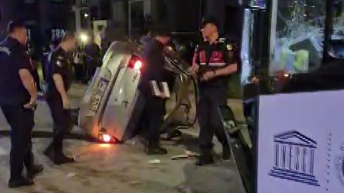Diyarbakır'da belediye otobüsü ile otomobil çarpıştı: 2 ölü, 3'ü ağır 7 yaralı