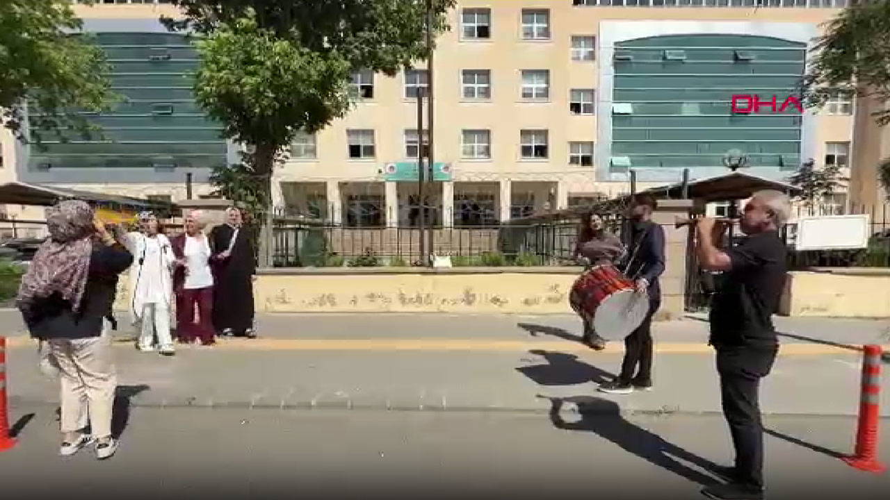 Diyarbakır'da boşanan kadın adliye önünde davul zurnayla kutlama yaptı