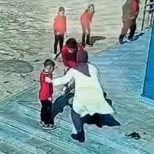 Diyarbakır'da Nefes Borusuna Mandalina Kaçan Öğrenciyi Müdür Yardımcısı Kurtardı