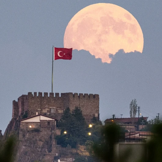 Dolunay Türkiye'de Gökyüzünü Süsledi: Şehirlerden Kartpostallık Manzaralar