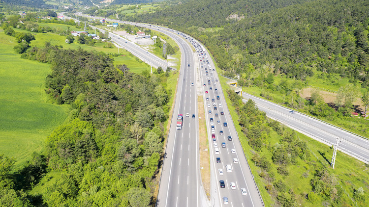 Dönüş Yolculuğu Çileye Döndü: Bayram Tatilinde Trafik Kilitlendi